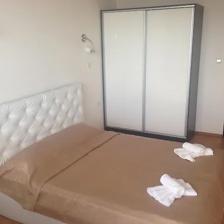 Lägenhet Dilov In Yalta Golden Sands